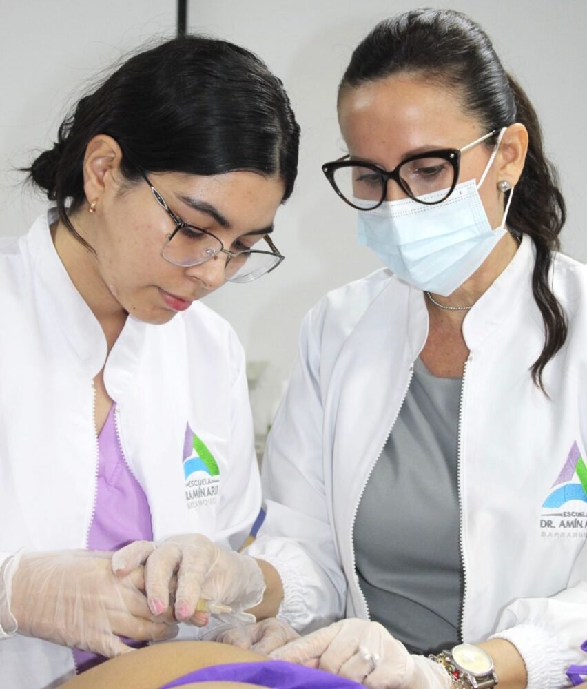 Médicos aprendiendo Medicina Estética en Colombia