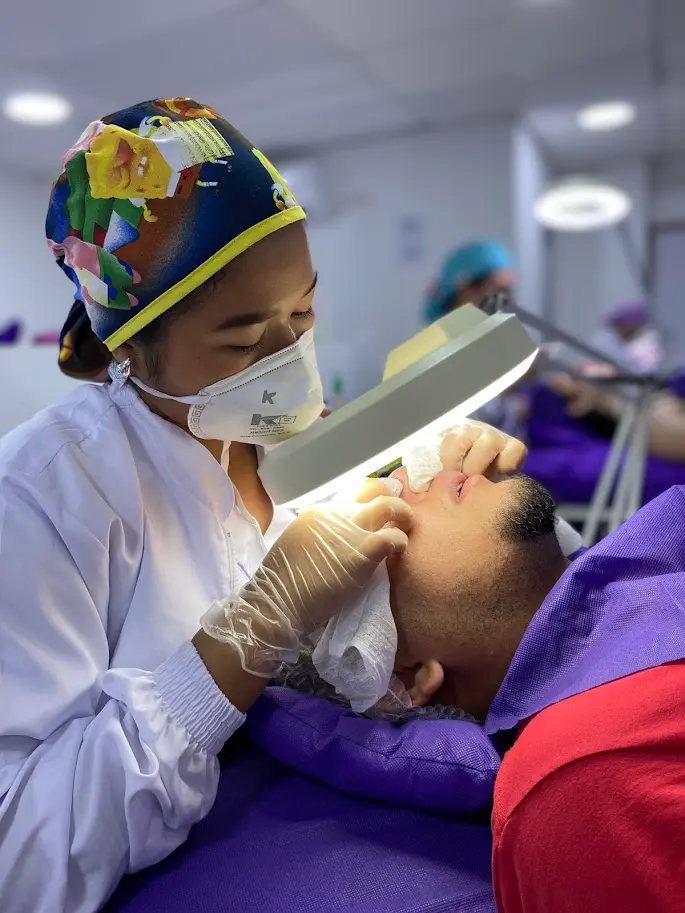Ambiente académico y práctico en estudios de cosmetologia