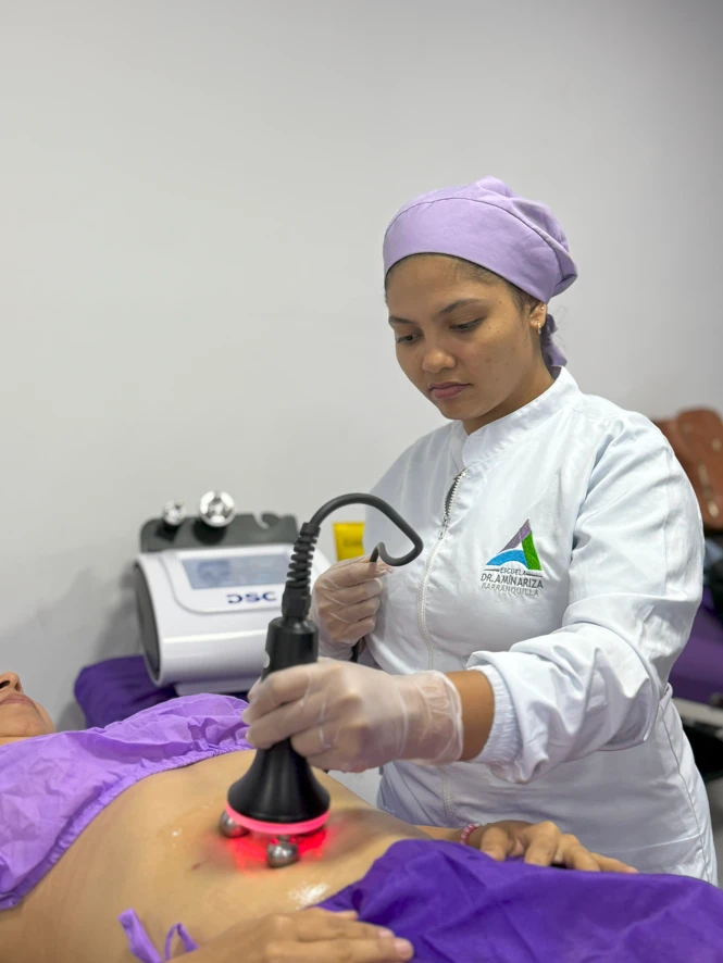 Estudiante practicando técnicas de cosmiatría corporal en clase