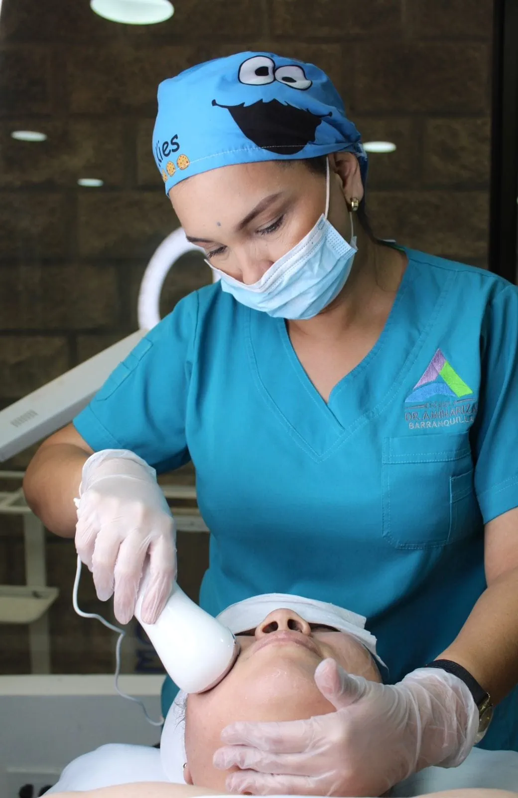 Estudiantes de Cosmetología en la Corporación Dr. Amin Ariza