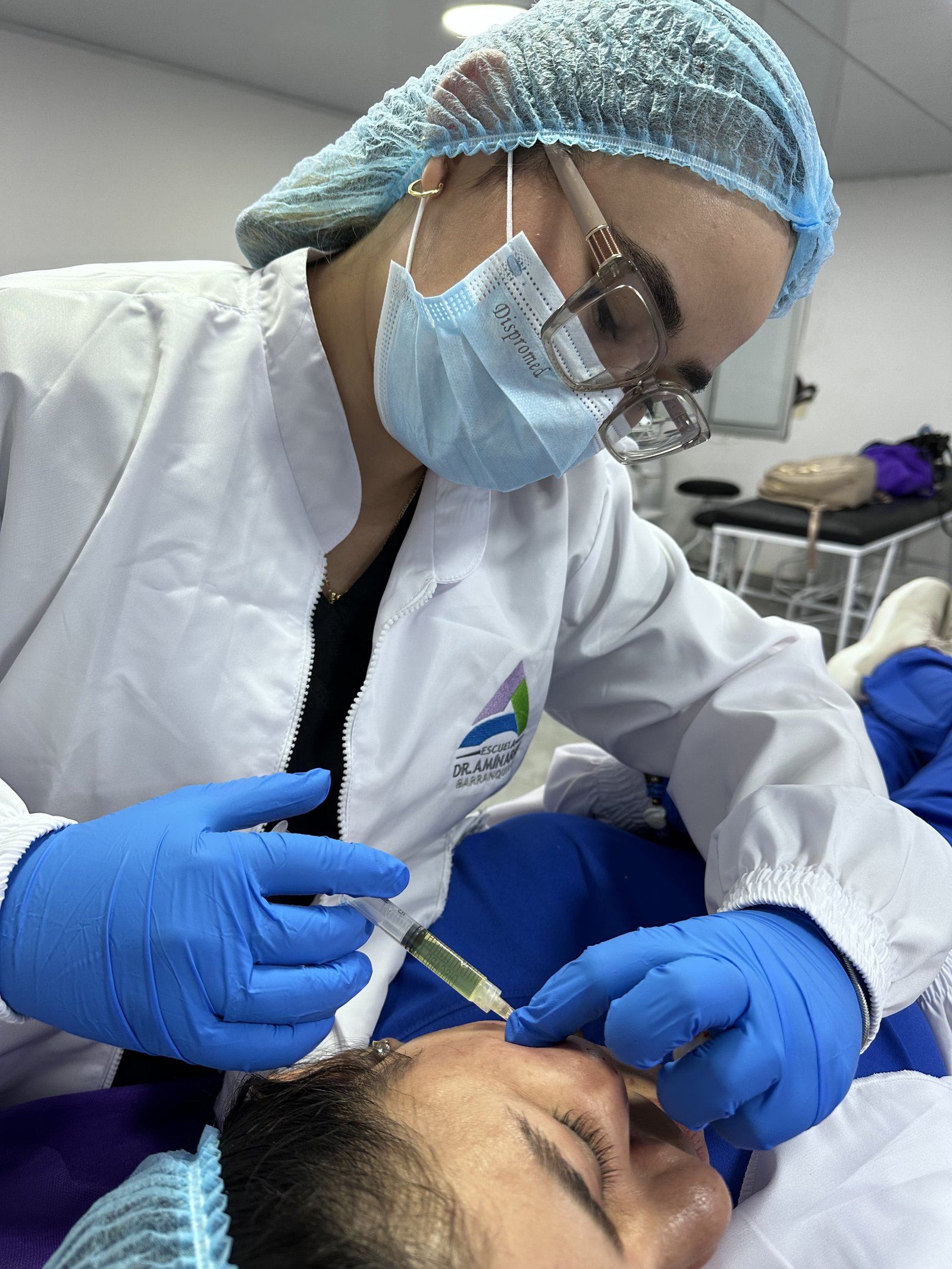 Médicos durante ceremonia académica y práctica de medicina estética