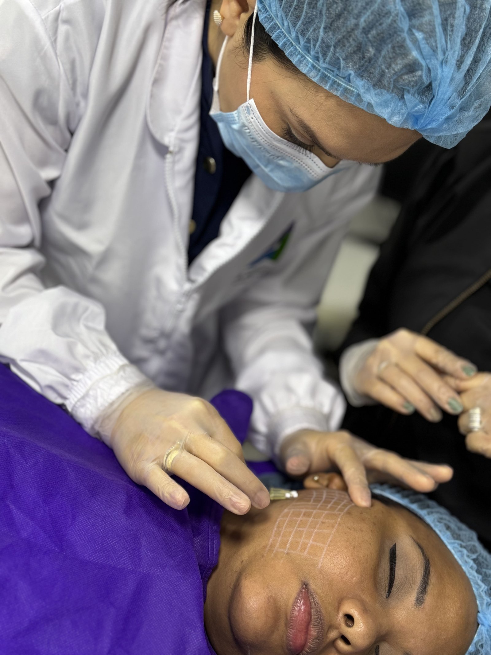 Médica preparando insumos individuales para procedimiento estético durante la práctica clínica