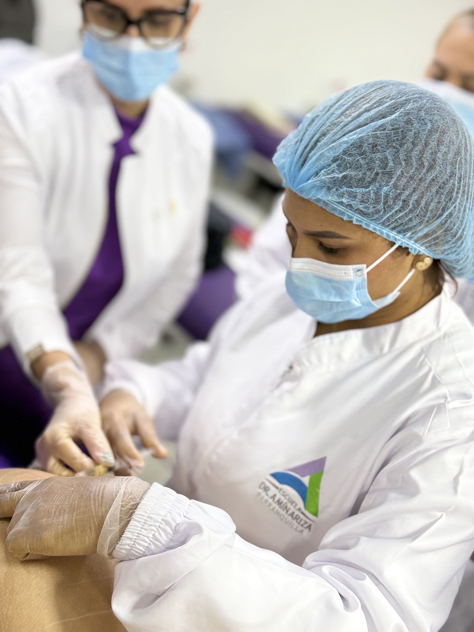 Aplicación de mesoterapia corporal con técnica de marcación durante práctica supervisada