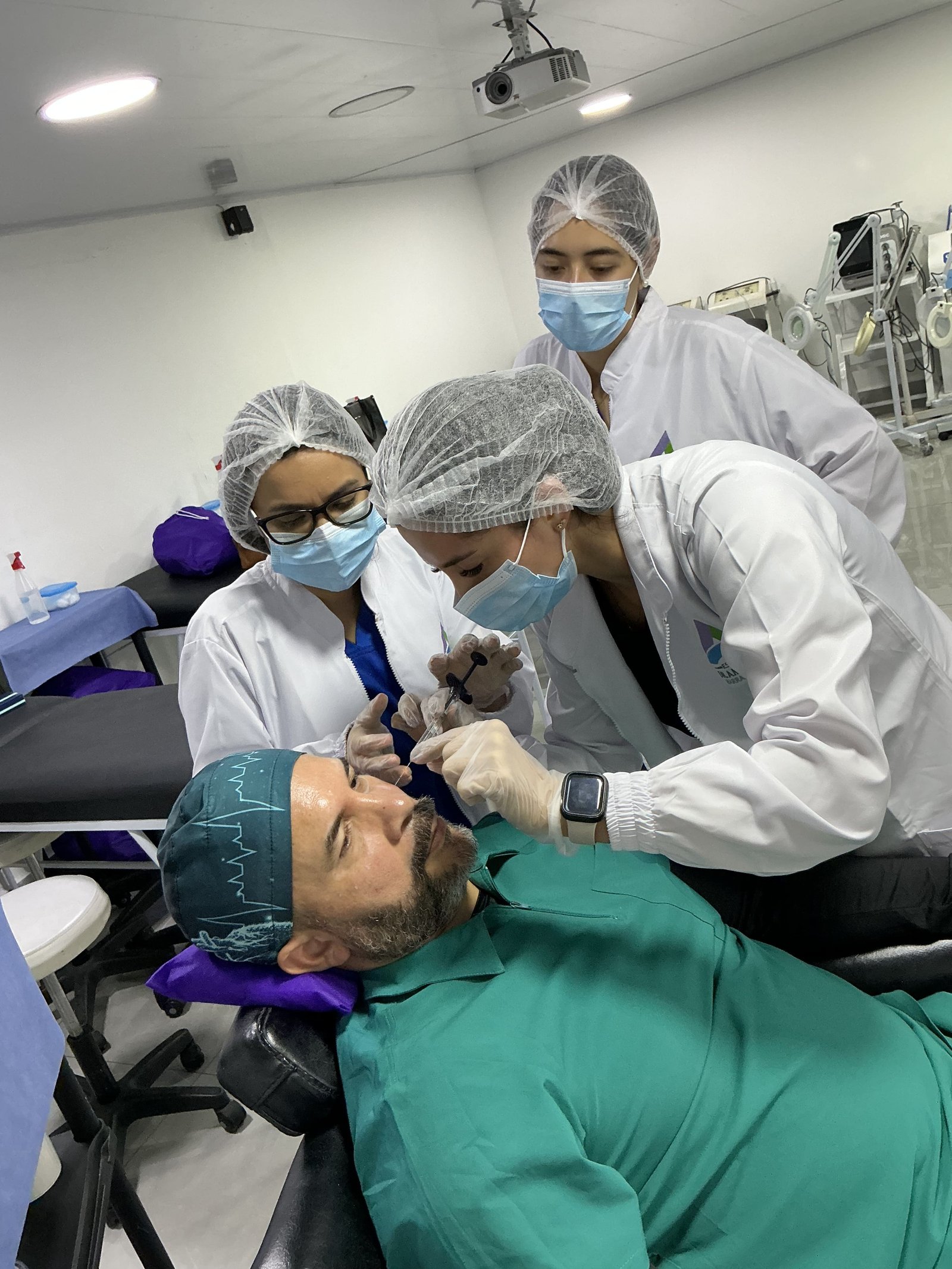 Médico realizando procedimiento corporal inyectable sobre paciente real durante la práctica