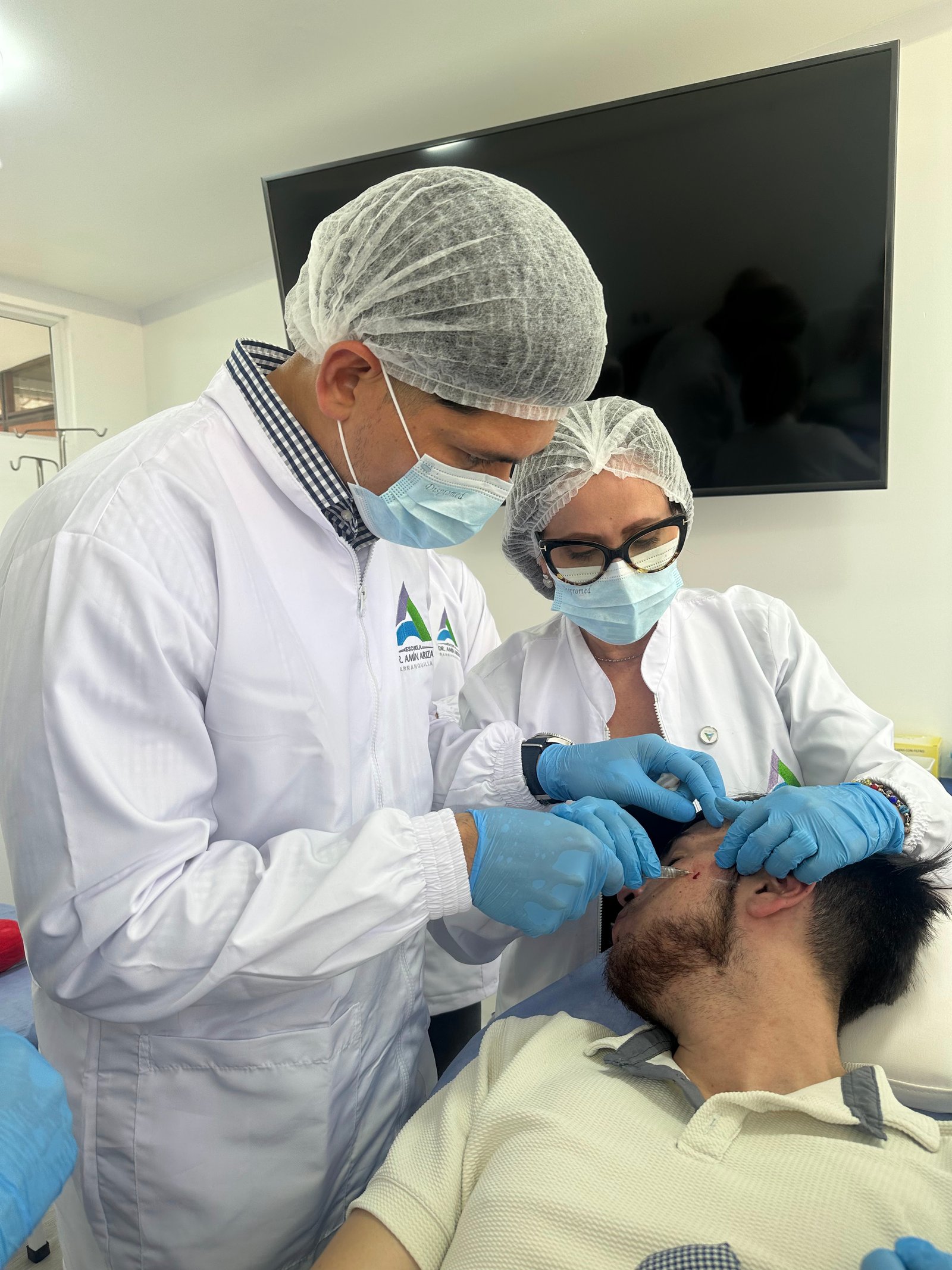 Formación en aparatología estética avanzada con equipos profesionales y supervisión docente