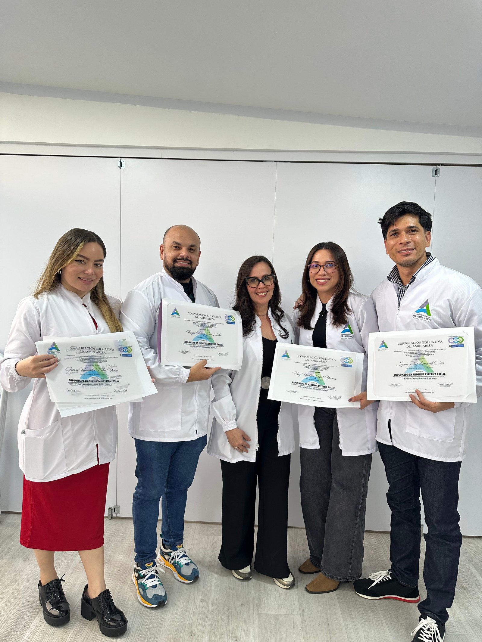 Docente investigadora supervisando la valoración facial de una paciente durante el diplomado