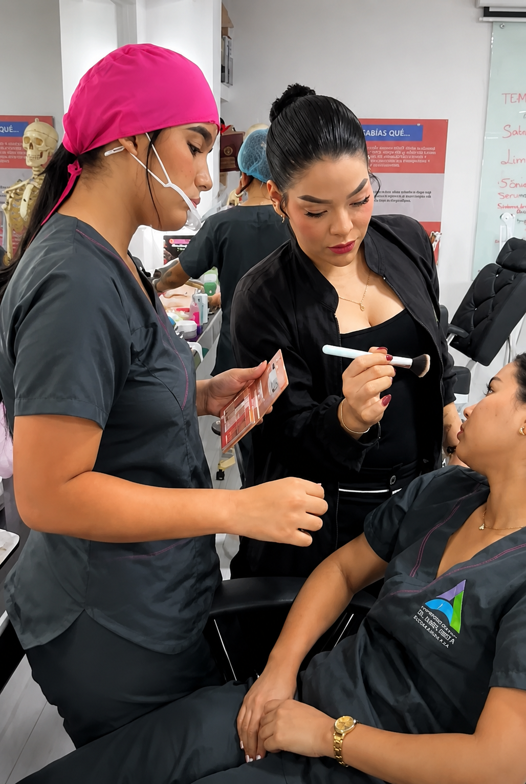 Estudiantes realizando maquillaje artístico
