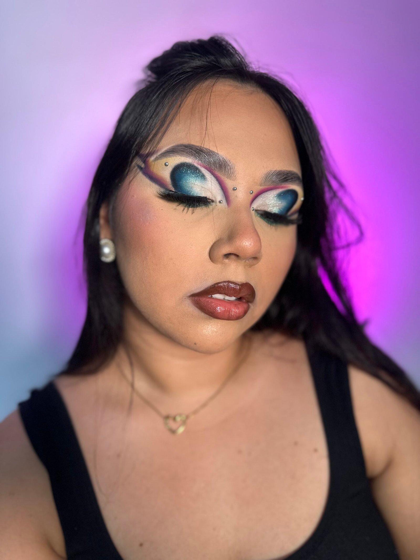 Técnicas de maquillaje profesional 2026 aplicadas por una maquilladora