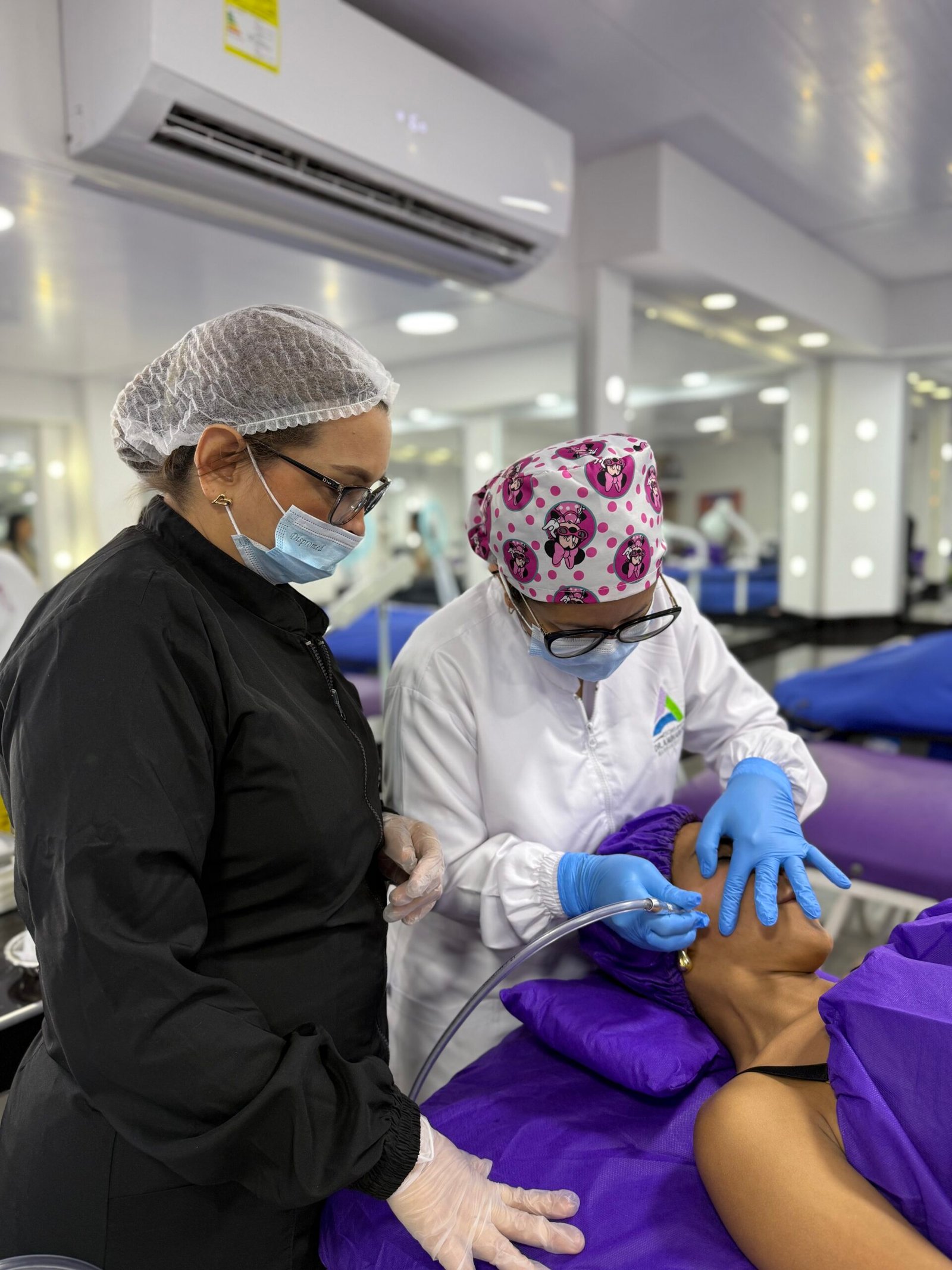 Cosmetóloga realizando un protocolo facial no invasivo