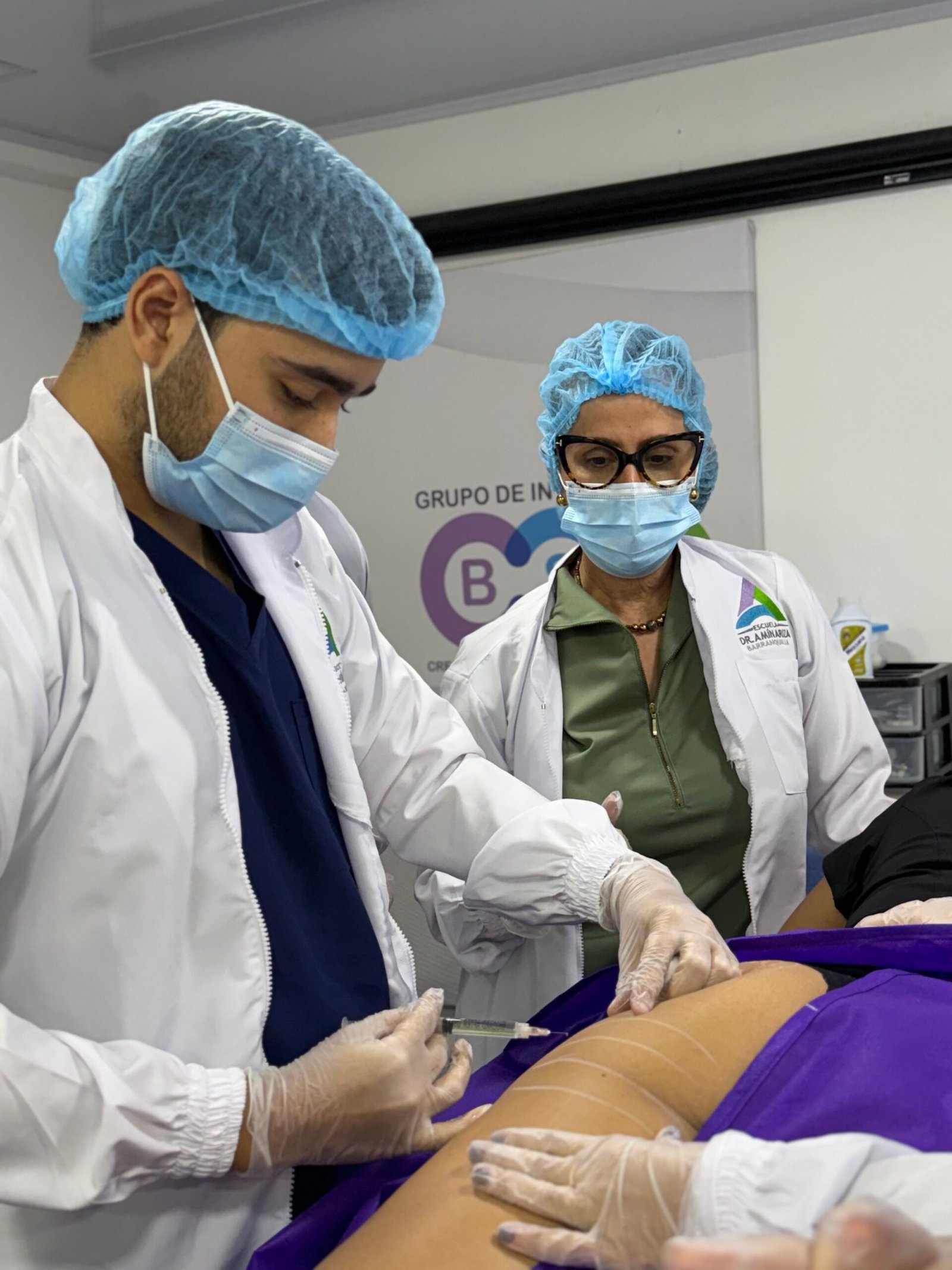 Médicos durante una práctica supervisada de medicina estética