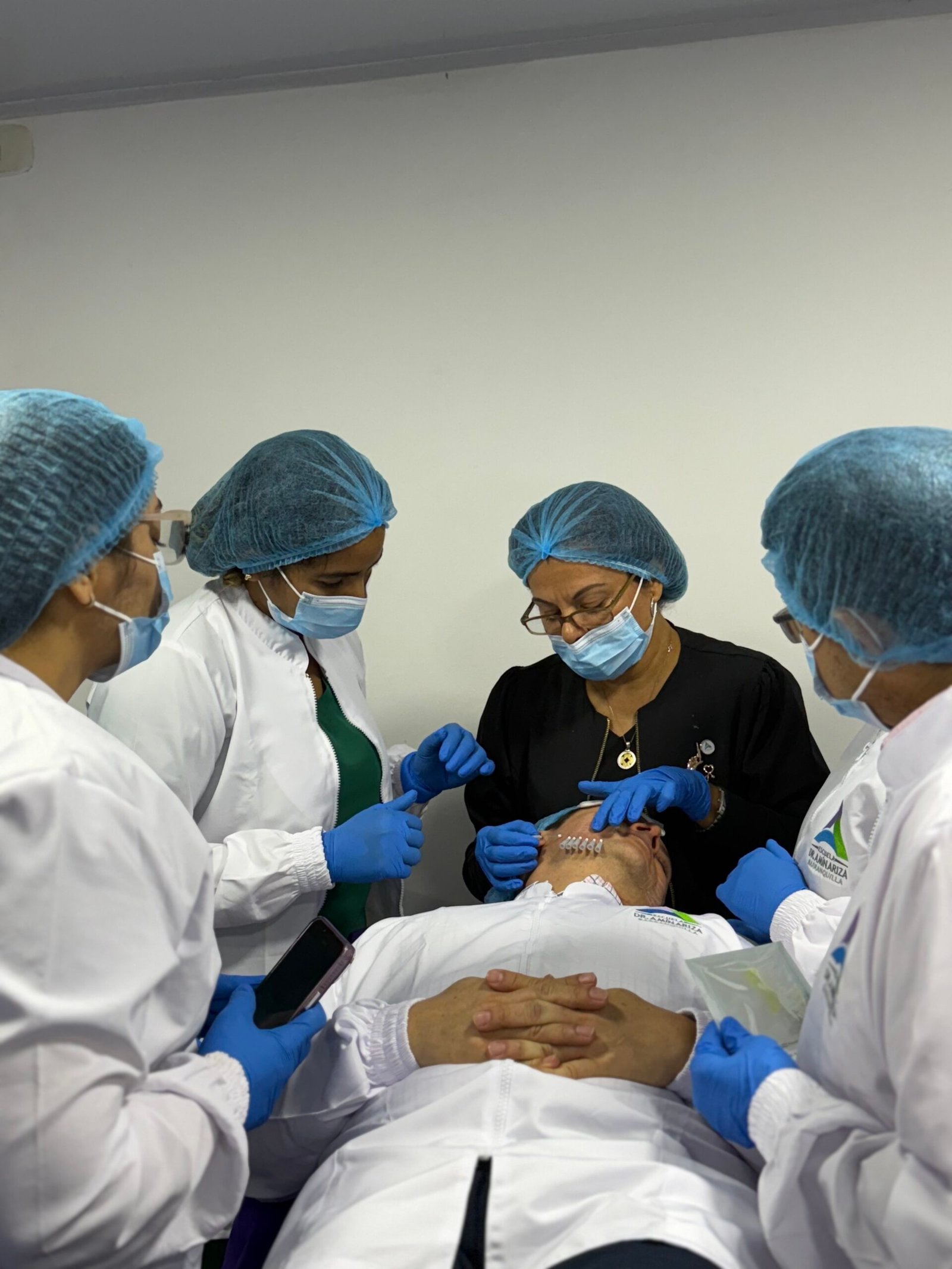 Médicos realizando práctica supervisada