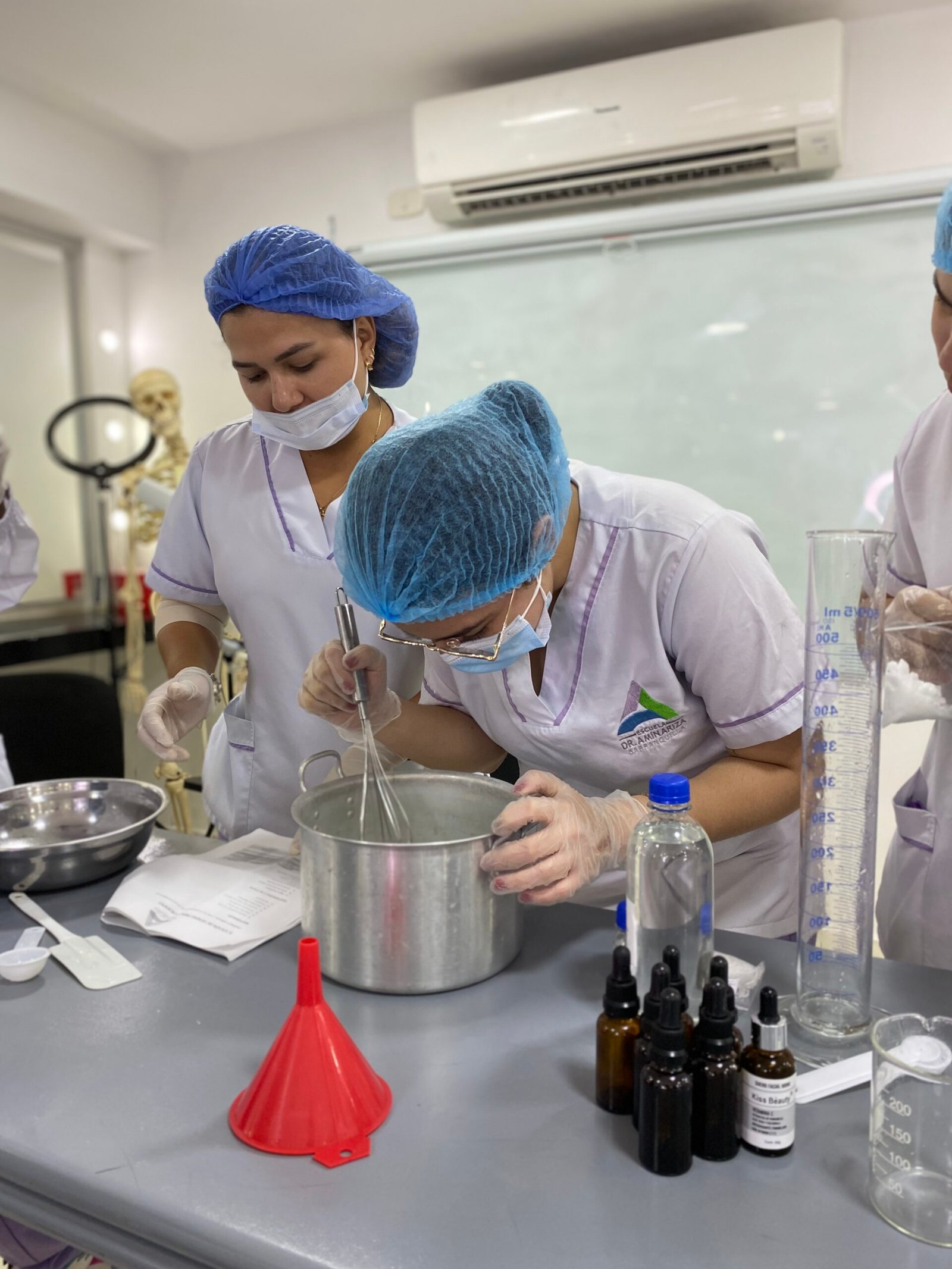Cosmetología facial realizada por una profesional capacitada