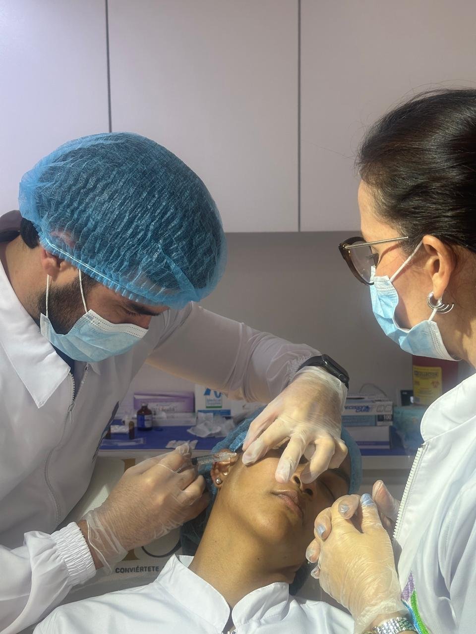 Médico realizando una valoración de belleza estética natural