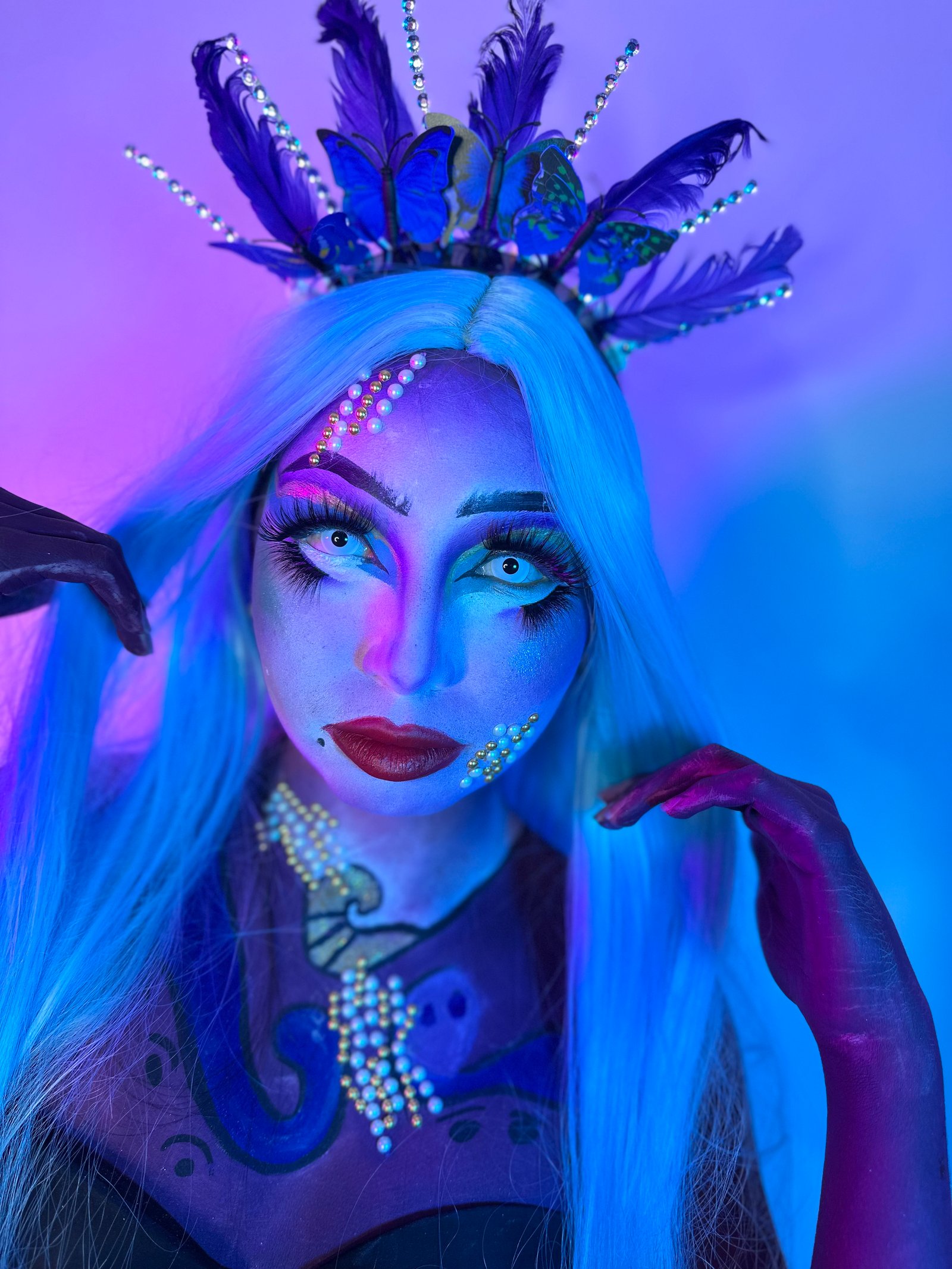 Maquillaje artístico aplicado en una producción creativa