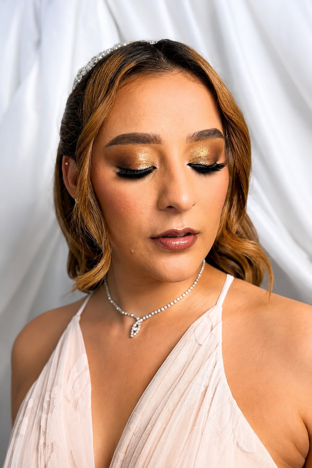 Maquillaje profesional para novias con acabado natural y duradero