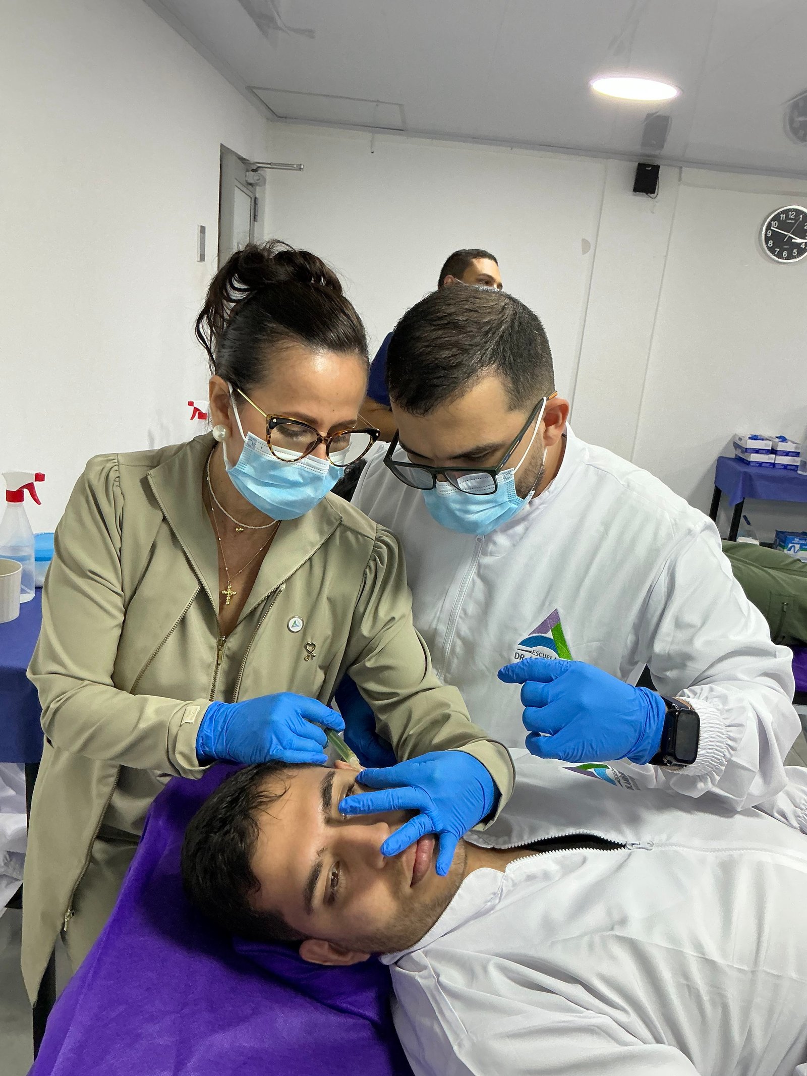 Médico explicando un plan personalizado de medicina estética