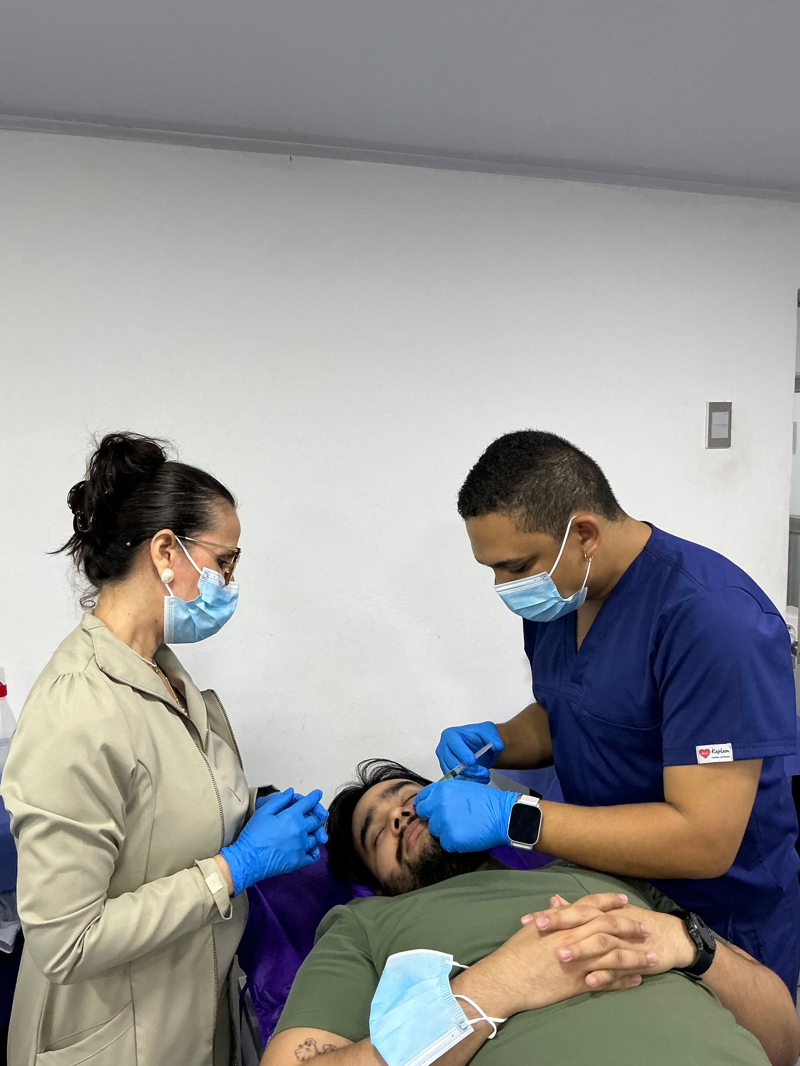 Médico capacitado en medicina estética