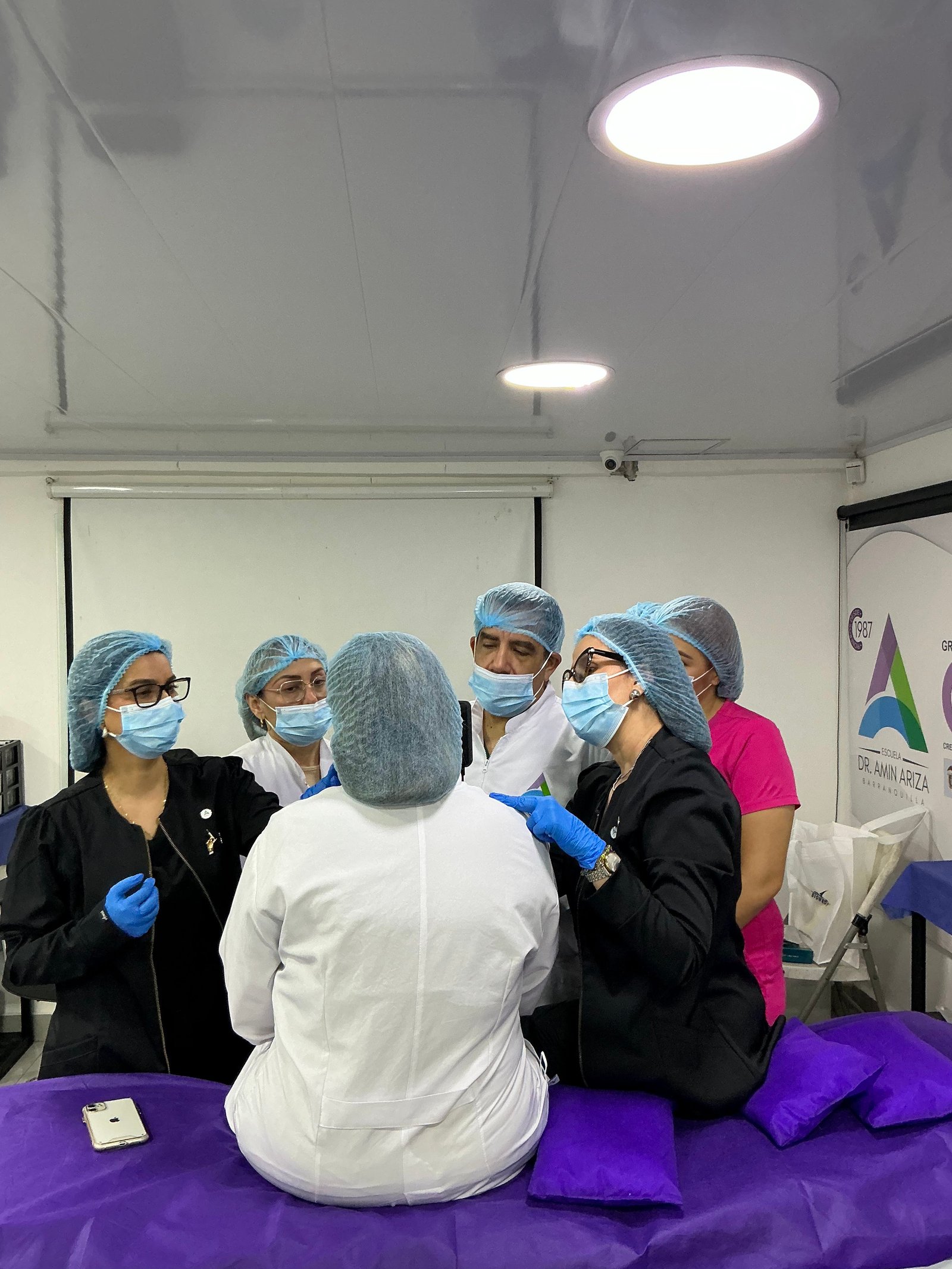Médico realizando una valoración antes de un procedimiento de medicina estética