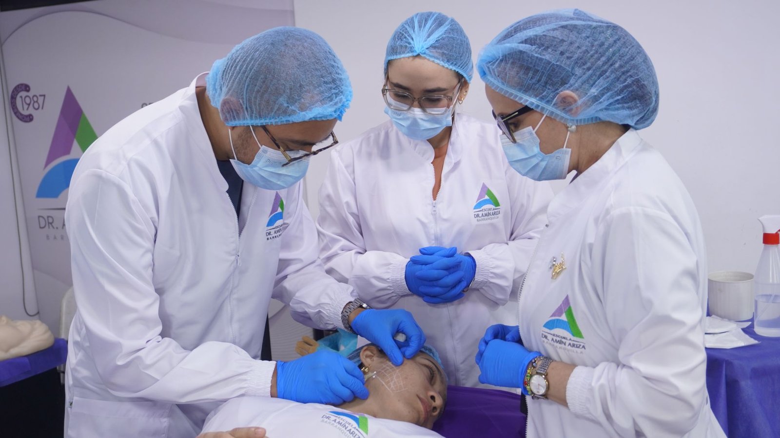 Estudiantes de la Escuela Dr. Amin Ariza en práctica clínica