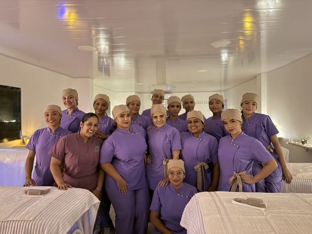 Equipo de estudiantes de cosmetología de la Escuela Dr. Amin Ariza